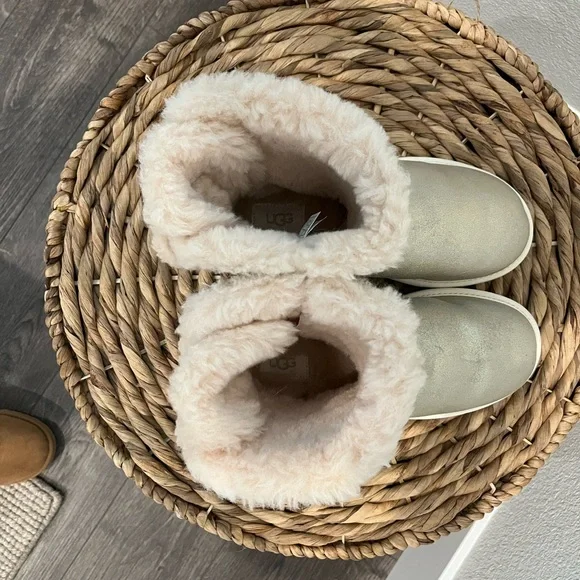 UGG Sparkly Gold Cream Mini Bailey Bow Boots Sherling - Picture 4 of 12